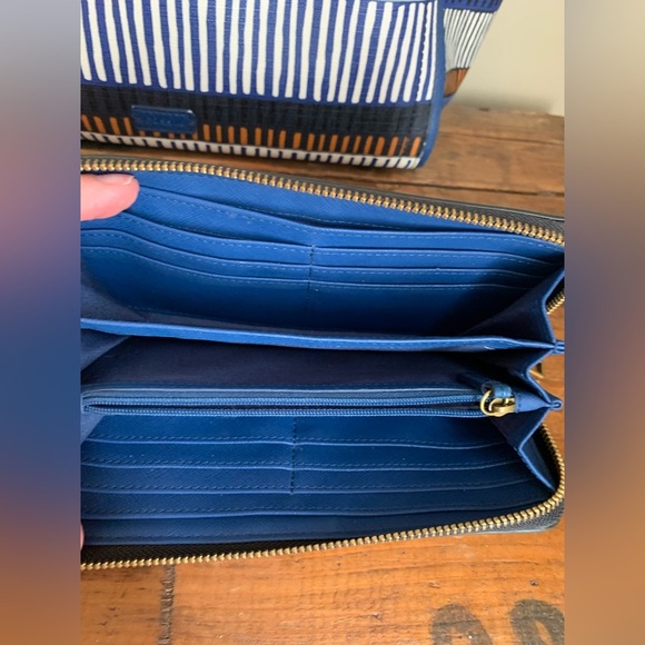 Fossil Emma Tote with matching wallet
Blue and brown pattern - Picture 14 of 16